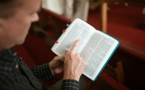 Mężczyzna czyta Biblię, szukając duchowego pokarmu, niczym manna z nieba.