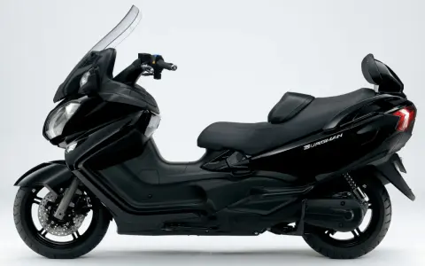 Czarny Suzuki Burgman 650, skuter z wygodnym siedzeniem i dużą szybą. Choć ceniony, ma swoje wady.