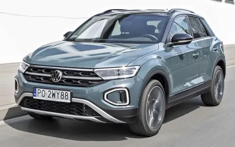 Szary Volkswagen T-Roc w ruchu. Sprawdź aktualną volkswagen t-roc cena i wybierz swój wymarzony SUV.
