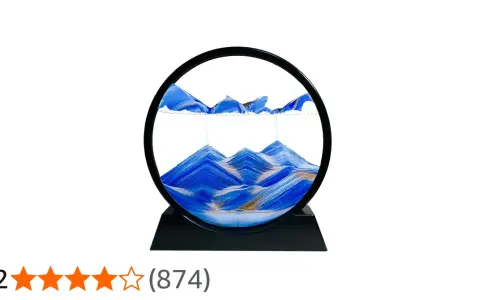 Un paesaggio di sabbia blu e oro cade lentamente, creando montagne effimere. Un'opera d'arte che cattura la sabbia del tempo.