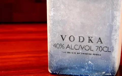 Eisige Flasche Wodka, 40% Vol. 70cl. Wer auf die **Wodka Kalorien** achtet, sollte den Genuss im Auge behalten.