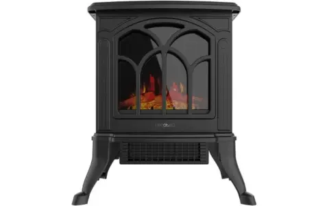 Chimenea eléctrica negra con efecto de leña ardiendo, un ejemplo de los modernos tipos de chimeneas de obra.