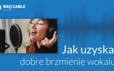 Kobieta z mikrofonem i słuchawkami śpiewa, dążąc do doskonałego brzmienia wokalu.