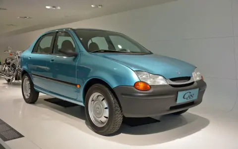 El Porsche C88, un sedán azul turquesa, se exhibe en un museo.