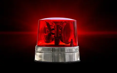 Czerwona lampa ostrzegawcza, symbolizująca awarie w bankach dzisiaj.