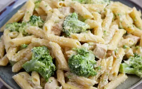 Penne z kurczakiem i brokułami w kremowym sosie, posypane parmezanem. Pyszny makaron z brokułami, idealny na szybki obiad.
