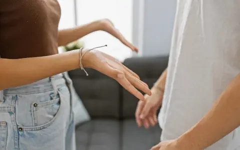 Para dłoni, gesty sugerujące trudną sytuację w związku.