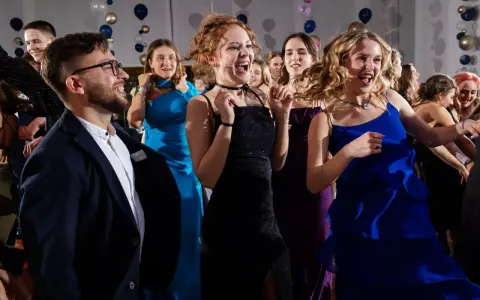 Koszt fotografa na studniówkę: Od 40 zł/os. Co w cenie i jak wybrać?