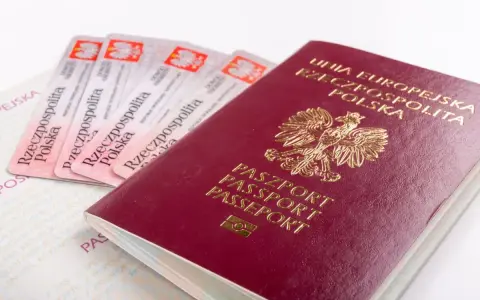 Paszport i kilka dowodów osobistych. Zastanawiasz się, ile kosztuje dowód osobisty?