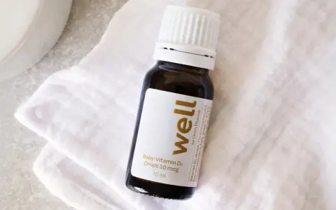 En flaska med "well" baby D-vitamindroppar, 10 mcg, 10 ml. Perfekt för barn som behöver extra D-vitamin.