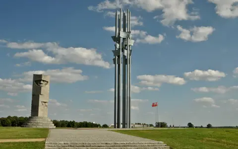Pomnik Grunwaldzki, symbolizujący miejsce, gdzie leży Grunwald na mapie Polski, wznosi się dumnie pod błękitnym niebem.