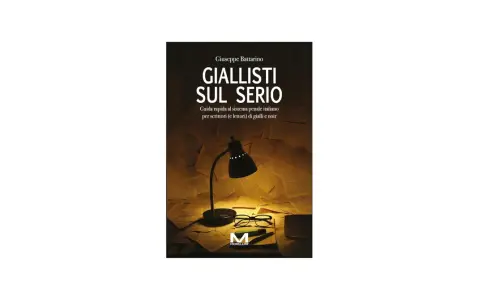 Copertina del libro "Giallisti sul serio" di Giuseppe Battarino, con una lampada da tavolo accesa su fogli sparsi, occhiali e una penna. Un omaggio ai giallisti italiani.