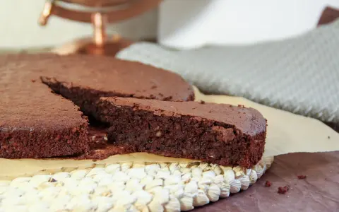 Un délicieux gâteau chocolat sans gluten, à la texture riche et moelleuse, préparé avec de la poudre d'amande.