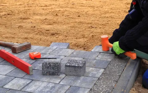 Ile cementu potrzebujesz na podsypkę pod kostkę brukową, aby uniknąć problemów?