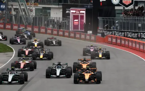 Monoplazas compiten en el GP de Canadá, una carrera emocionante con varios coches luchando por la victoria.