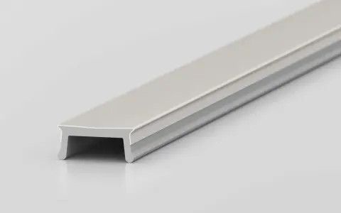 Profil aluminiowy w kolorze RAL 9006, z subtelnym wykończeniem, idealny do nowoczesnych wnętrz.