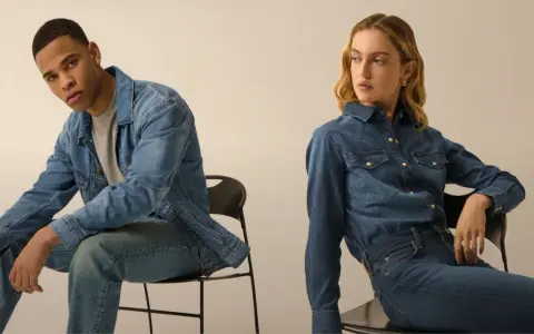 Uomo e donna in total look denim. Scopri i diversi tipi di jeans uomo per ogni stile.
