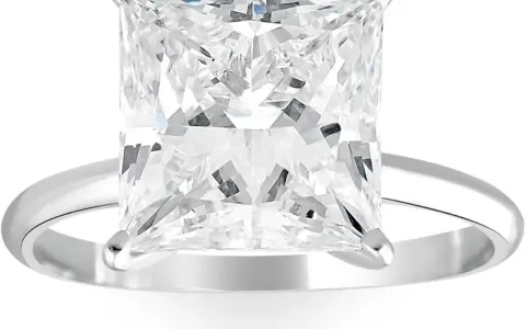 Bague en or blanc sertie d'un diamant à la découpe princesse, éclatant de mille feux.