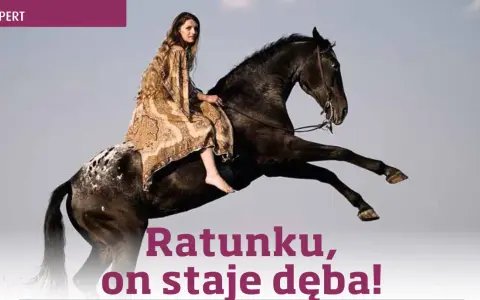 Kobieta w zwiewnej sukni siedzi na czarnym koniu, który staje dęba.