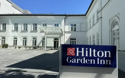 Elegancki hotel Hilton Garden Inn. "Inn" w nazwie hotelu sugeruje przytulne miejsce, jak dawne zajazdy, oferujące gościnność i odpoczynek.