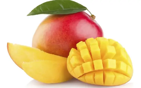 Soczyste mango z liściem, pokrojone w kostkę i plastry. Odkryj jego niezwykłe mango właściwości.