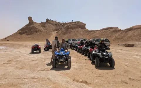 Un'avventura in Tunisia in moto in solitaria, tra dune desertiche e formazioni rocciose uniche. Un gruppo di quad pronti per l'esplorazione.