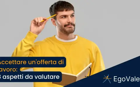 Uomo pensieroso con matita, valuta offerte di lavoro che nessuno accetta. 8 aspetti da considerare per un futuro migliore.