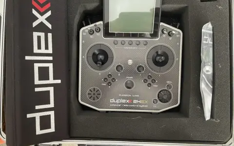 Jeti DS-16 V2 Fernsteuerung im Koffer, bereit für den nächsten Flug. Die Carbon Line des Duplex 24EX Systems.