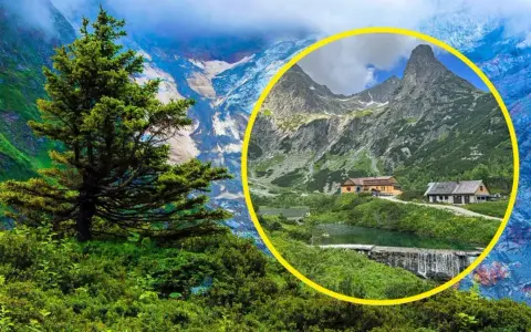 Malownicze jezioro w dolinie Rybiego Potoku, otoczone zielenią i górami, z chatkami turystycznymi.