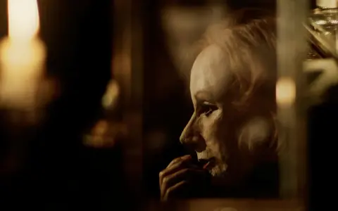 En närbild av en kvinna med en drömmande blick, som påminner om Greta Garbos ikoniska roller i klassiska filmer.