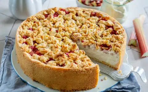 Saftiger Rhabarber Schmand Kuchen mit knuspriger Streuseldecke, ein Genuss für jeden Kaffeetisch.