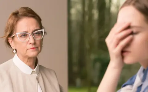 Doświadczona kurator wspiera młodą osobę w trudnym momencie.