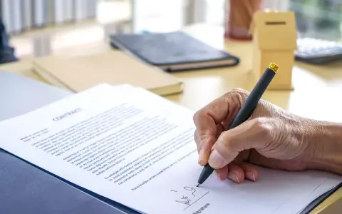 Ile bierze notariusz za przepisanie mieszkania? Sprawdź koszty i ukryte opłaty