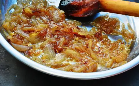 Cipolle caramellate bimby, dorate e succose, pronte per arricchire ogni piatto. Un tocco di dolcezza irresistibile.