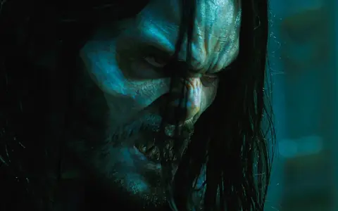 Morbius, interpretato da Jared Leto, con occhi rossi e zanne affilate, pronto a scatenare la sua furia vampirica.