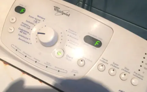 Jak naprawić błąd F08 w pralce Whirlpool i uniknąć kosztownych napraw