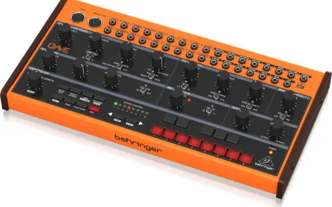 Pomarańczowy syntezator Behringer Crave z sekwencerem i licznymi pokrętłami do tworzenia dźwięków.