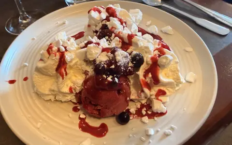 Délicieux dessert meringué aux fruits rouges et glace, une gourmandise du relais d'Alsace Laval.