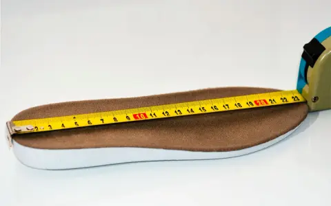 Miarka krawiecka pokazuje 28 cm. Jaki to rozmiar buta? Długość wkładki jest kluczowa przy wyborze idealnego obuwia.
