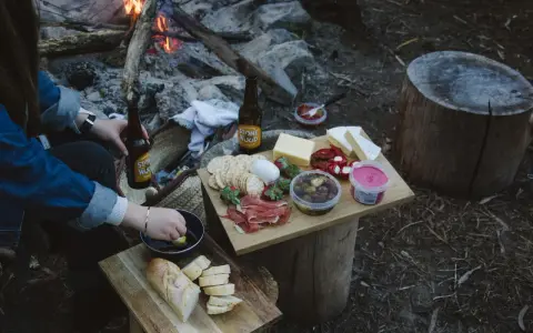 En mysig kväll med mat och vandring vid lägerelden. Ost, kex, oliver och gott att dricka.