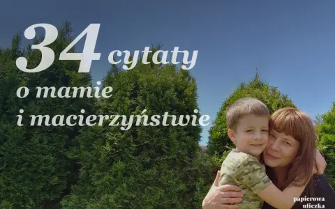 34 cytaty o mamie i macierzyństwie. Uśmiechnięta mama tuli synka na tle zielonych drzew i błękitnego nieba.