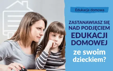 Kobieta i dziecko pochyleni nad komputerem, rozważają edukację domową.