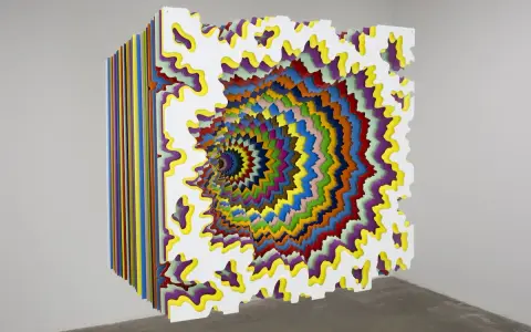 Färgglad, lager-på-lager-skulptur av Jen Stark som skapar en optisk illusion av djup.