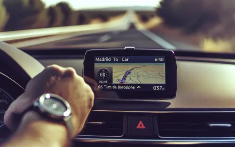 Navegando por la carretera, el GPS muestra la ruta de Madrid a Barcelona, indicando 66 km restantes.
