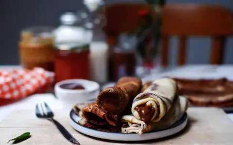 Délicieux roulés de crepe sans lait au chocolat, prêts à être dégustés.