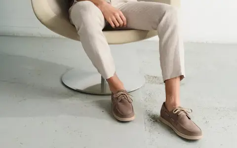 Męskie buty żeglarskie w kolorze taupe idealnie komponują się z jasnymi, lnianymi spodniami, tworząc stylowy letni zestaw.