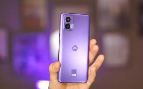 Fioletowy motorola edge 30 lite w dłoni, z widocznym logo producenta i oznaczeniem koloru Pantone.