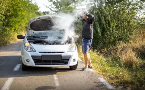 Rozbiegany diesel dymi spod maski. Zrezygnowany kierowca łapie się za głowę na poboczu.