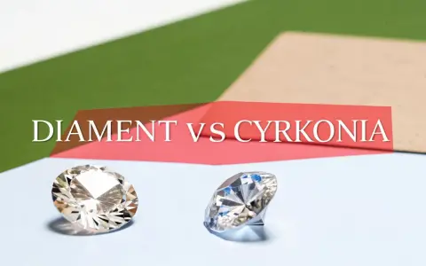 Dwa błyszczące kamienie, jeden jaśniejszy, drugi z niebieskimi refleksami, obok napisu "DIAMENT VS CYRKONIA". Jak odróżnić diament od cyrkonii?