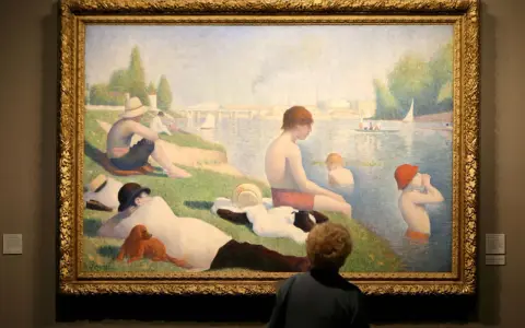 Un peintre pointilliste a capturé une scène estivale au bord de l'eau, avec des baigneurs et des voiliers.